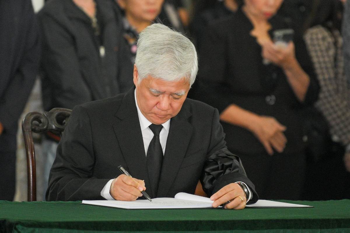 Chủ tịch Ủy ban Trung ương Mặt trận Tổ quốc Việt Nam Đỗ Văn Chiến ghi sổ tang bày tỏ thương tiếc đồng chí Trần Phương