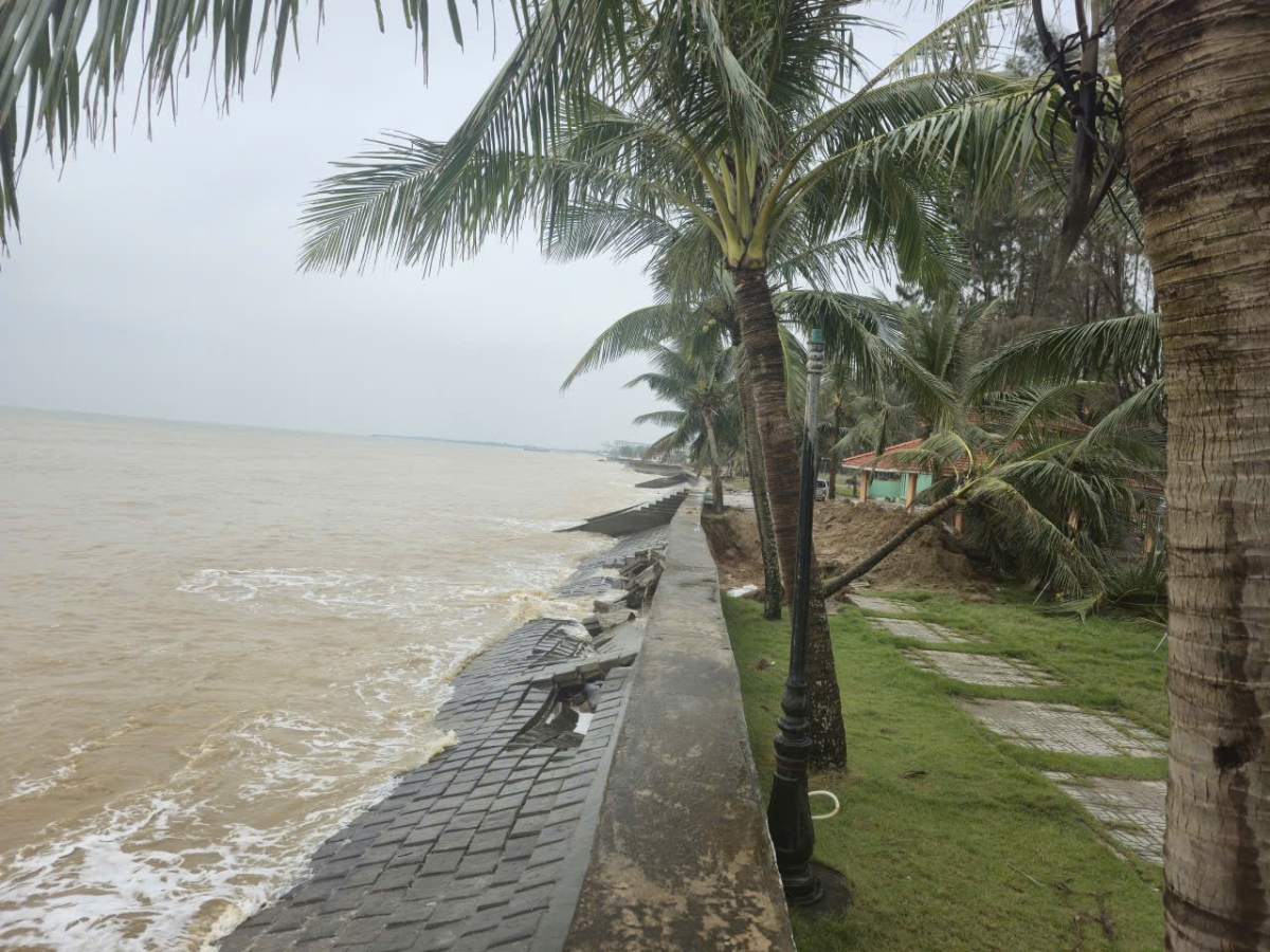 Hiện nhiều đoạn kè đã bong tróc, dầm bị đứt gãy, tường chắn sóng nghiêng ra biển, có nguy cơ sụp đổ bất cứ lúc nào.