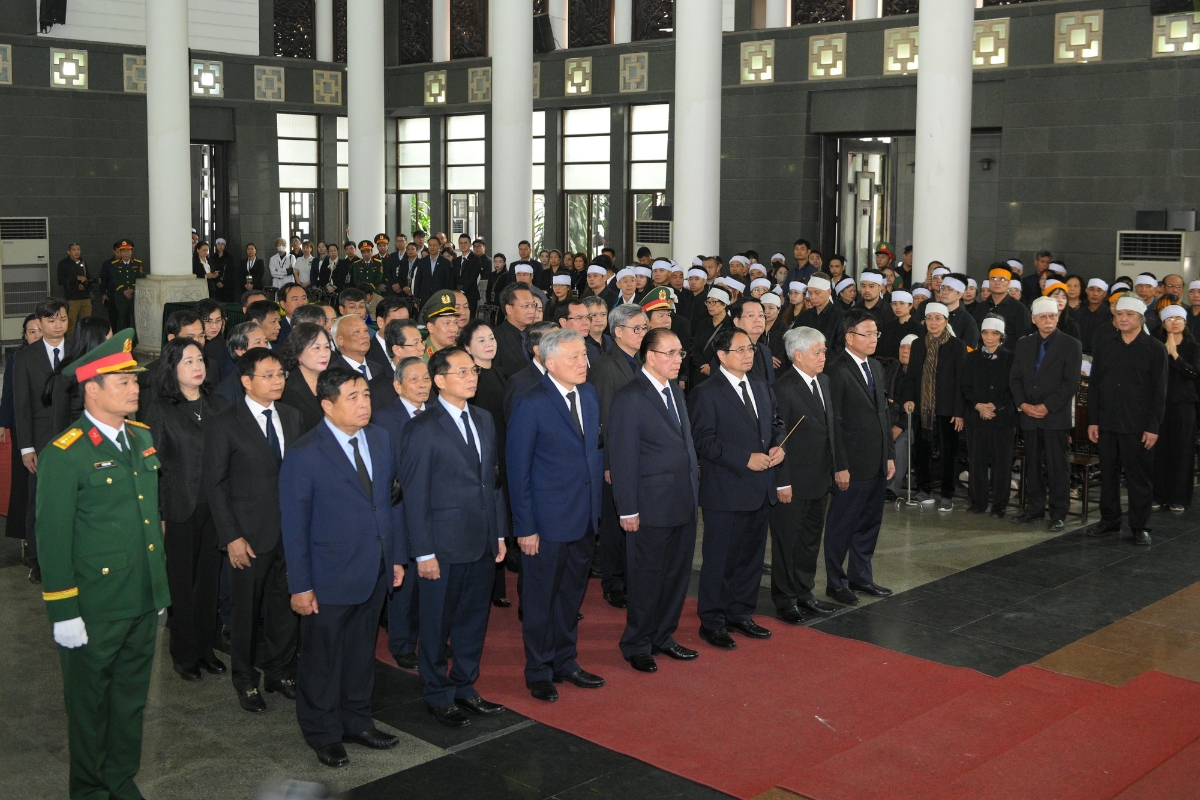 Đoàn Ban Chấp hành Trung ương Đảng do Thủ tướng Chính phủ Phạm Minh Chính làm trưởng đoàn vào viếng.