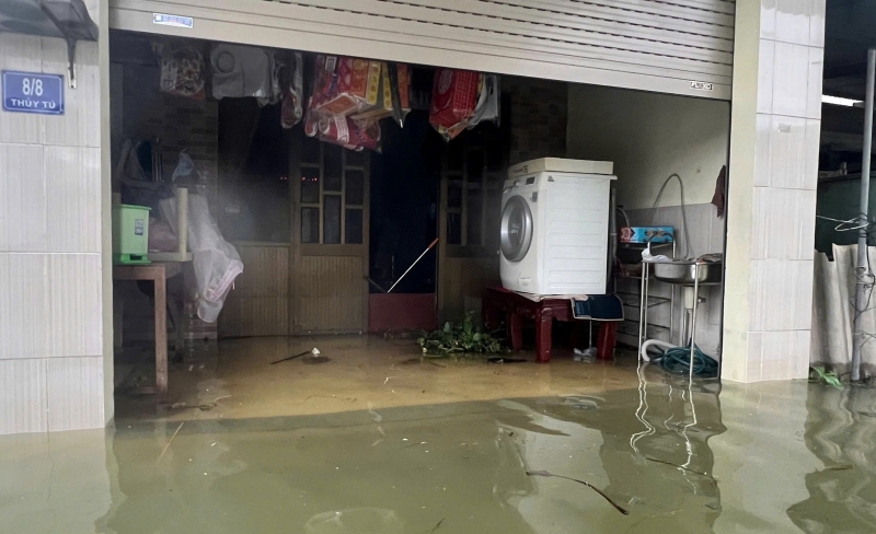 Người dân phải kê cao tài sản tránh nước lụt dâng gây hư hỏng.