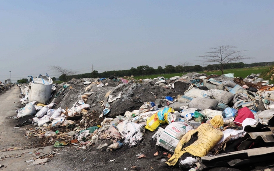 Bãi tập kết xỉ nhôm tại làng nghề Văn Môn.