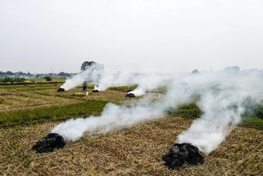 Cơ quan chức năng đã triển khai thiết bị bay không người lái (drone) giám sát tại một số vùng có nguy cơ đốt rơm rạ để kiểm soát, ngăn chặn tình trạng này, hạn chế mức độ tác động gây ô nhiễm không khí.