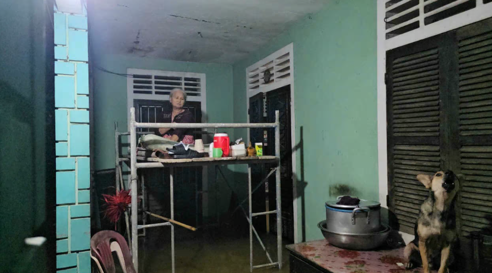 Tại khu vực đường Nguyễn Hữu Cảnh (phường An Cựu, thành phố Huế), trong đêm 23/10, rạng sáng 24/10, nhiều sinh viên và nhà dân nhanh chóng di chuyển, đưa đồ đạc lên cao để đề phòng ngập lụt. Ảnh: N.L.