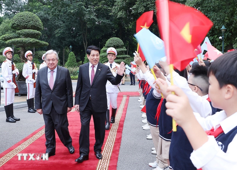 Chủ tịch nước Lương Cường đón Tổng Thư ký Liên hợp quốc António Guterres tại Phủ Chủ tịch. Ảnh: TTXVN.