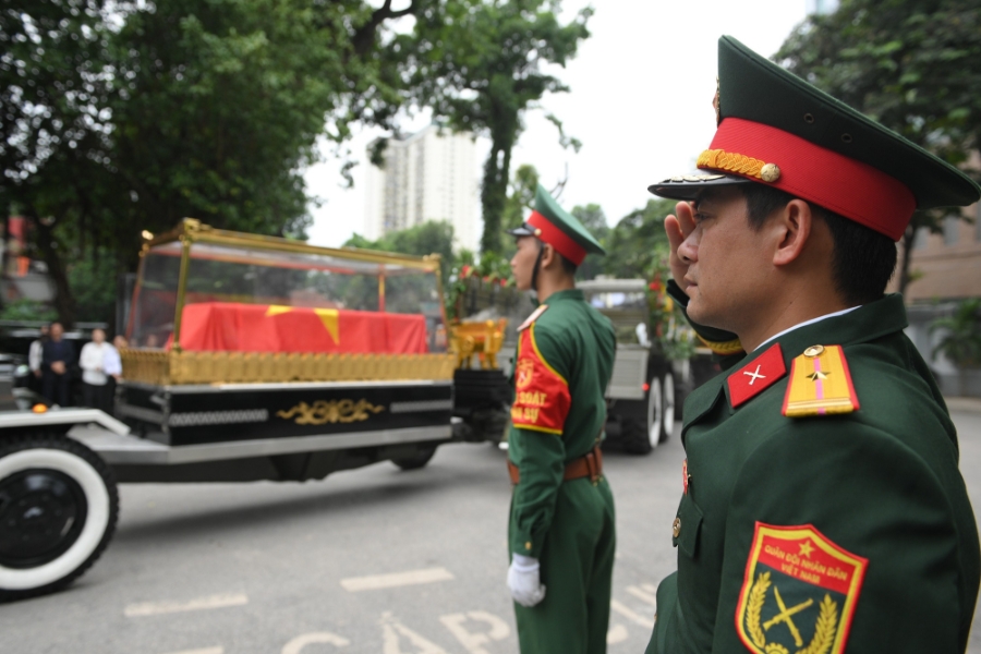 Đoàn xe đưa linh cữu đồng chí Trần Phương
