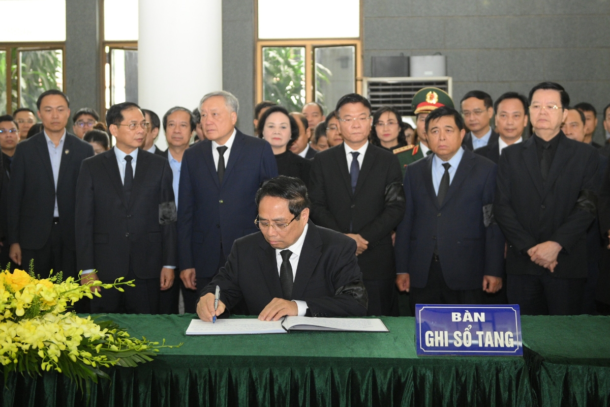 &nbsp;Thủ tướng Chính phủ Phạm Minh Chính viết sổ tang bày tỏ thương tiếc đồng chí Trần Phương.