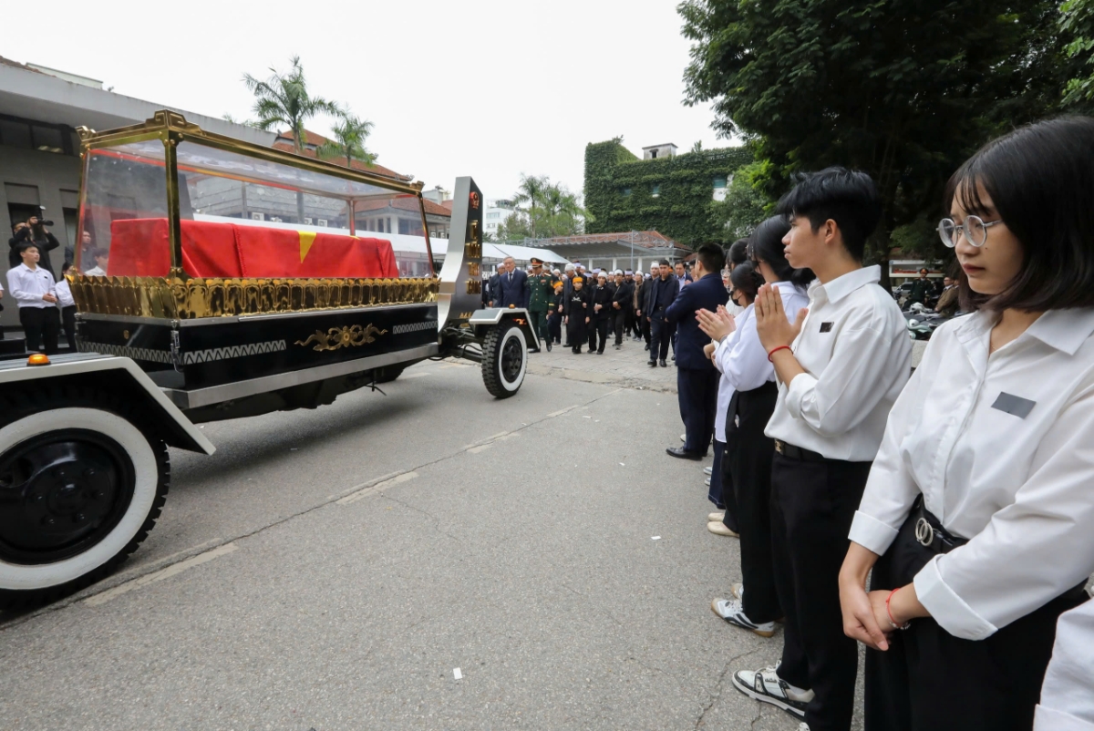 &nbsp; Đông đảo nhân dân tới Lễ truy&nbsp;điệu, lễ viếng GS.Trần Phương sáng 24/10.