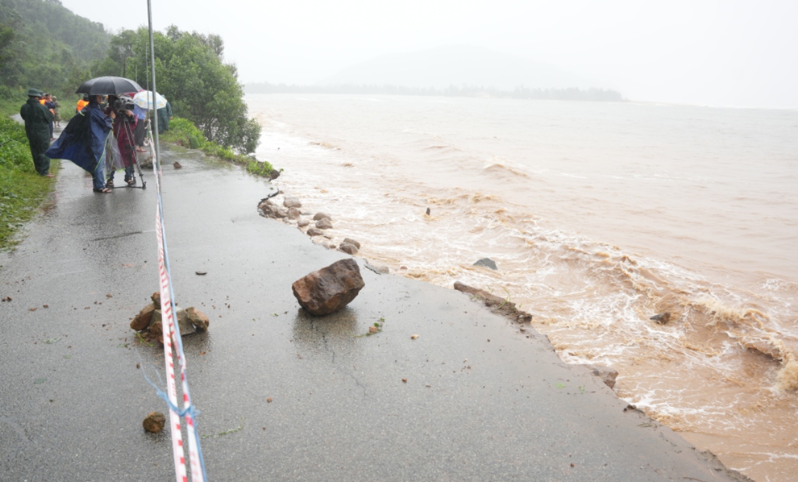 Tuyến đường vào thôn Tân An Hải, xã Phú lộc bị sạt lở nghiêm trọng