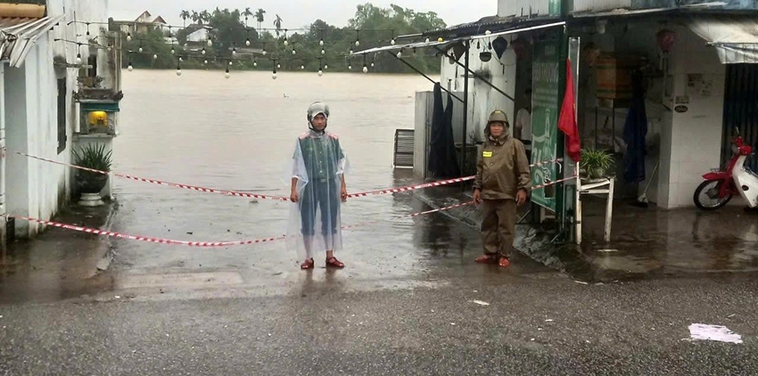 Nước sông dâng cao, ngành chức năng lập rào chắn, tránh nguy hiểm cho  người dân.