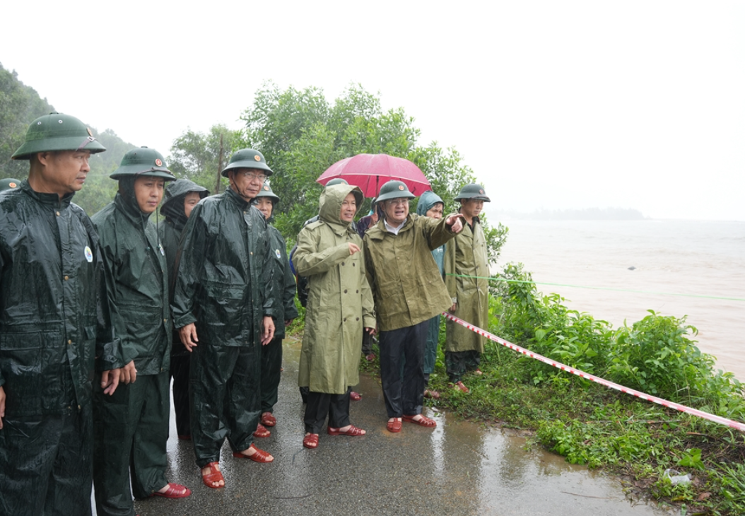 Lãnh đạo thành phố kiểm tra hiện trường điểm sạt lở