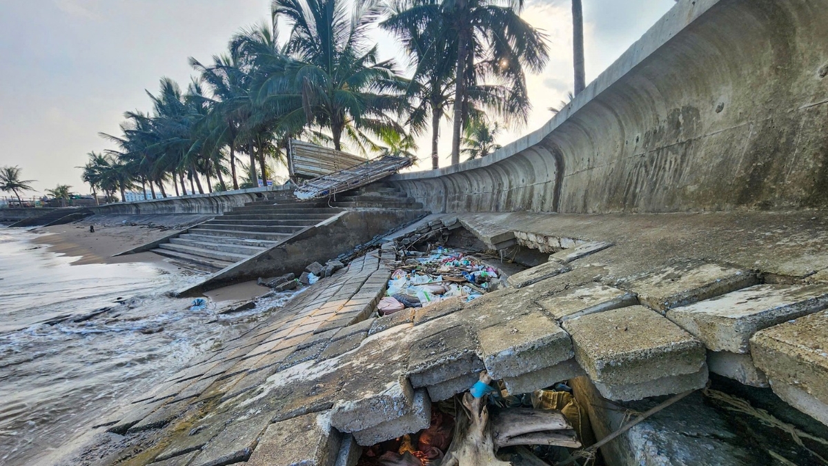 Kè đê biển Hải Tiến nứt vỡ&nbsp;