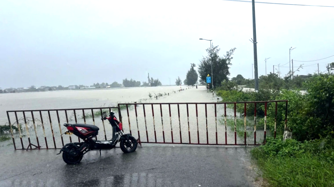 Nhiều khu vực thấp trũng ở thành phố Huế bị ngập sâu