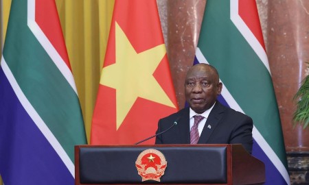 Tổng thống Nam Phi Matamela Cyril Ramaphosa gặp gỡ báo chí, thông báo về kết quả hội đàm giữa hai bên. Ảnh: TTXVN.