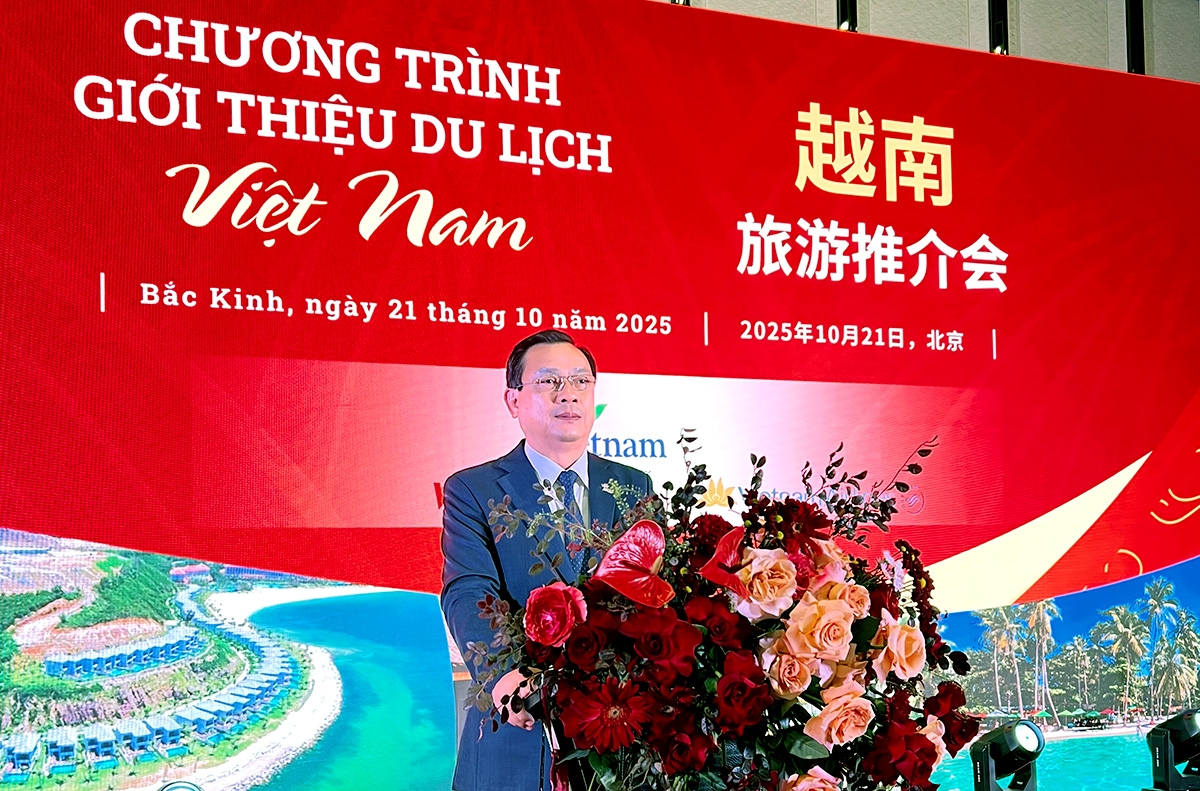 Cục trưởng Cục Du lịch Quốc gia Việt Nam Nguyễn Trùng Khánh chào mừng các đại biểu tham dự Chương trình Giới thiệu Du lịch Việt Nam tại Bắc Kinh, Trung Quốc.