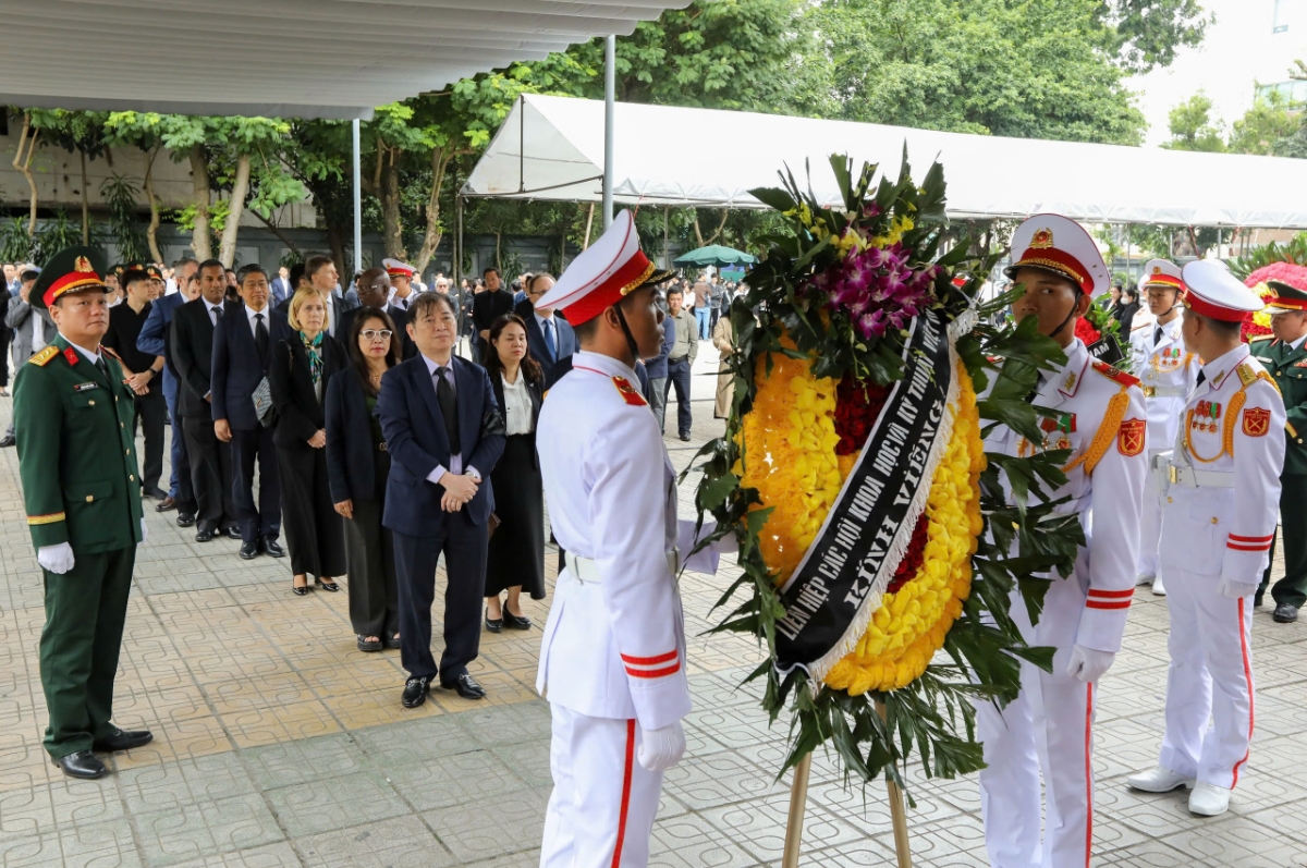 Đoàn Liên hiệp các Hội Khoa học Kỹ thuật Việt Nam do TSKH. Phan Xuân Dũng, Chủ tịch Liên hiệp các Hội Khoa học Kỹ thuật Việt Nam, làm trưởng đoàn vào viếng GS. Trần Phương.