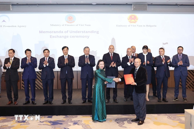 Tổng Bí thư Tô Lâm và Tổng thống Bulgaria Rumen Radev chứng kiến lễ trao Thỏa thuận hợp tác về công tác trọng tài giữa Trung tâm Trọng tài quốc tế Việt Nam với Tòa trọng tài (thuộc Phòng Thương mại và Công nghiệp Bulgaria - BCCI).