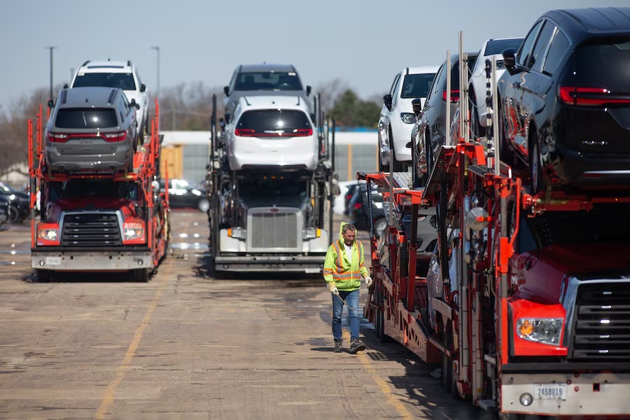 <i>Các nhà sản xuất ô tô hàng đầu đã tính toán hàng trăm triệu USD chi phí liên quan đến thuế quan. Một số chuyên gia nói rằng những chi phí này có nguy cơ xung đột với những lo ngại về nguồn cung nhôm và chất bán dẫn.</i>
