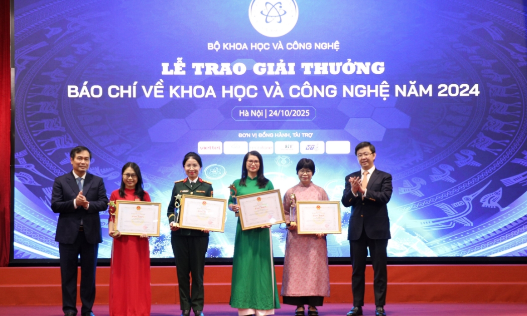 Lãnh đạo Ban Tuyên giáo và Bộ Khoa học và Công nghệ trao Bằng khen cho các tác giả đạt giải Nhất. 