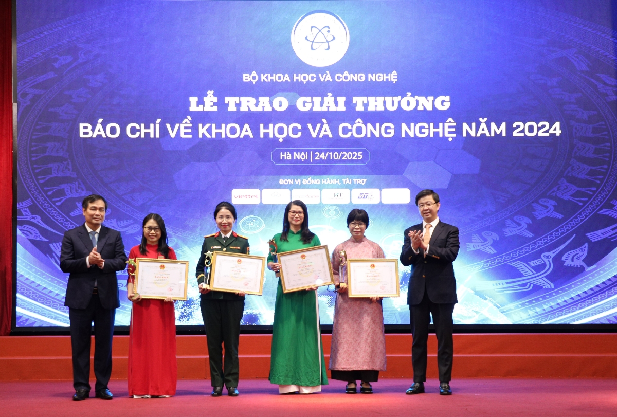 Lãnh đạo Ban Tuyên giáo và Bộ Khoa học và Công nghệ trao Bằng khen cho các tác giả đạt giải Nhất. 