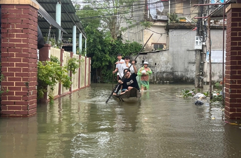 Hơn 200 trường học tại Huế tạm đóng cửa để tránh mưa lụt