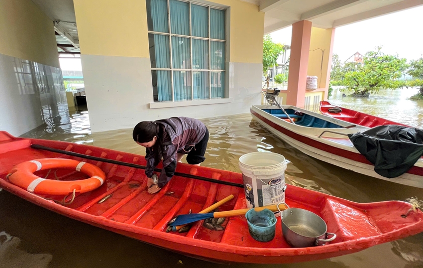 Nước ngập trụ sở Đảng ủy Phường Hóa Châu, cán bộ trực bão lụt và tổ chức hậu cần tại chỗ.