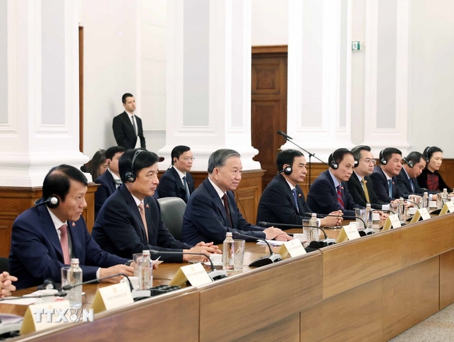 Tổng Bí thư Tô Lâm cùng đoàn đại biểu Việt Nam tại buổi hội kiến Thủ tướng Bulgaria&nbsp;Rosen Zhelyazkov. Ảnh: TTXVN