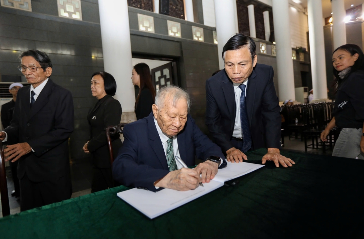 GS.TSKH Nguyễn Quang Thái, Chủ tịch Hội Khoa học Kinh tế Việt Nam ghi sổ tang tưởng nhớ GS. Trần Phương, Người sáng lập và dẫn dắt Hội Khoa học Kinh tế Việt Nam phát triển trong gần nửa thế kỷ.