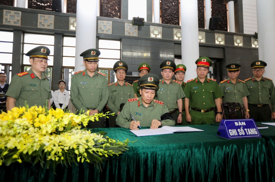 Đoàn Bộ Công an vào viếng, ghi sổ tang tưởng nhớ đồng chí Trần Phương 