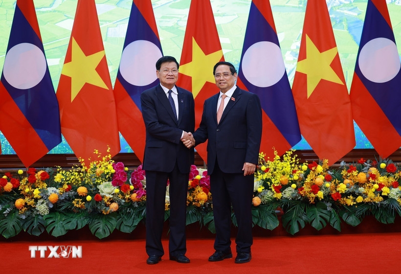 Thủ tướng Phạm Minh Chính hội kiến Tổng Bí thư, Chủ tịch nước Lào Thongloun Sisoulith. Ảnh: TTXVN.