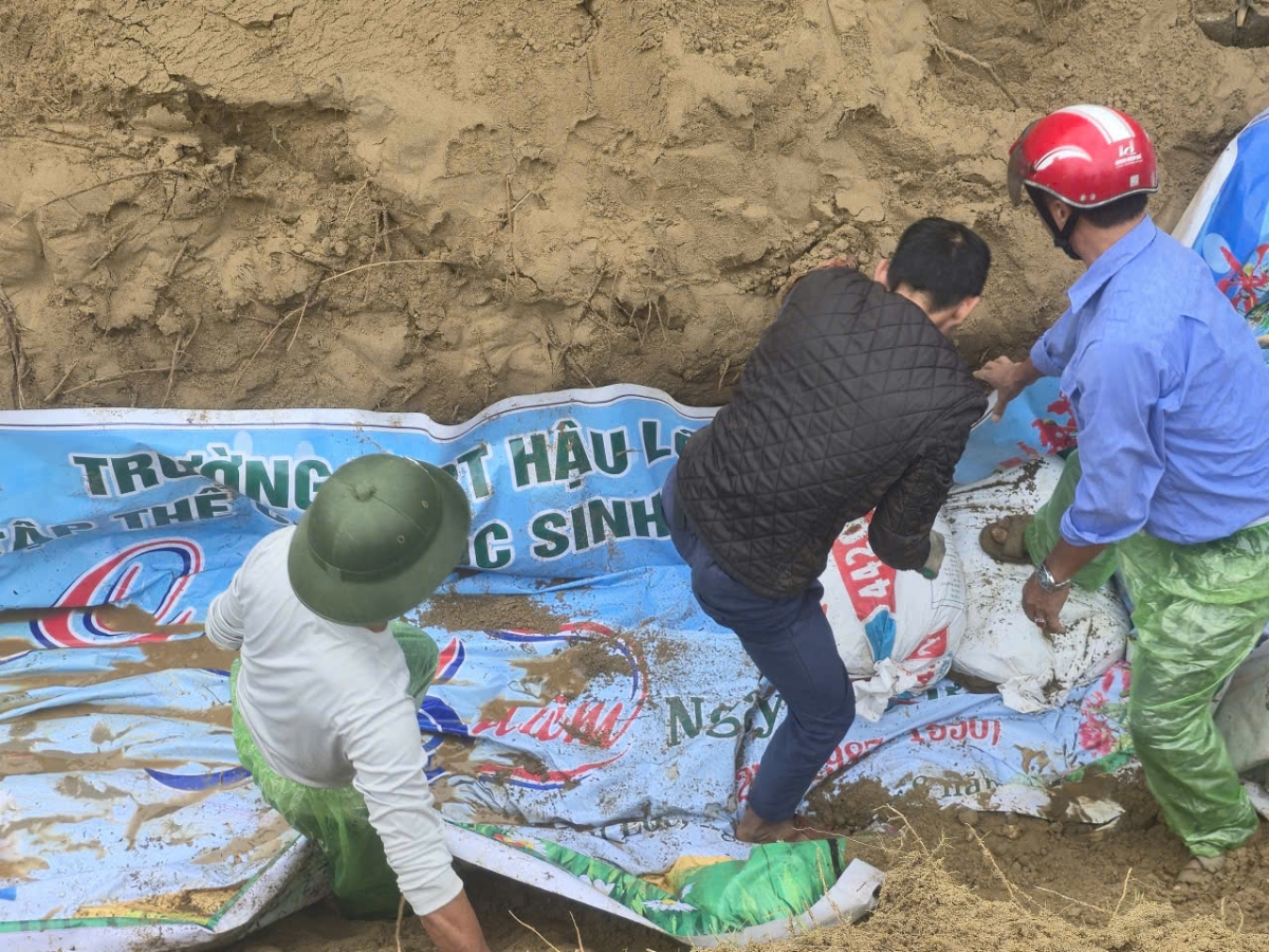 Mưa kéo dài những ngày qua, khiến tình trạng sụt lún ngày càng trở nên nghiêm trọng, đe doạ nhiều nhà dân và các khách sạn, nhà hàng ven biển. Người dân tích cực gia cố các điểm sụt lún