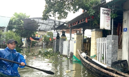 Huế: Mưa trắng trời, nhiều nơi trong thành phố ngập sâu