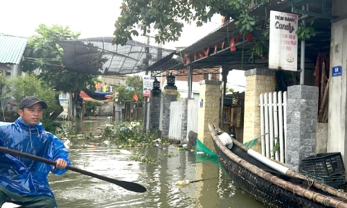 Huế: Mưa trắng trời, nhiều nơi trong thành phố ngập sâu