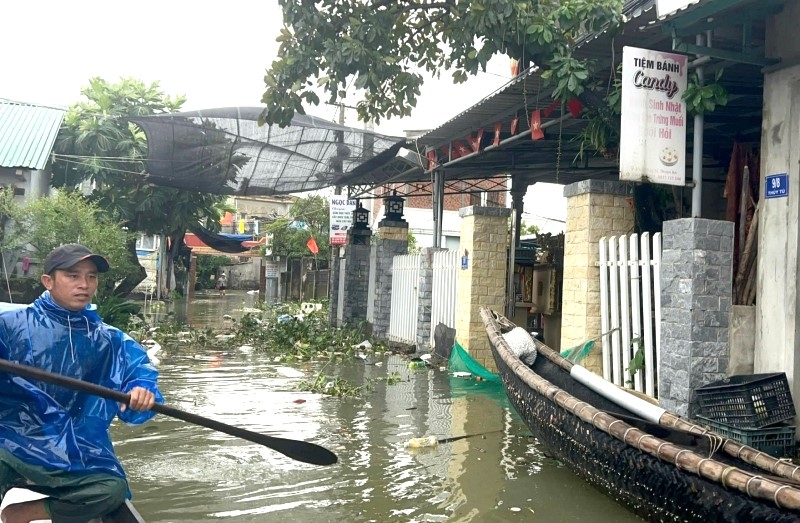 Mưa lớn, nước dâng lên cao gây ngập tại phường Thuận An