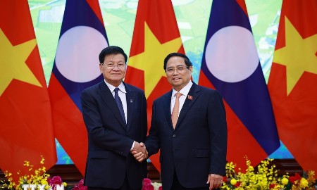 Thủ tướng Phạm Minh Chính hội kiến Tổng Bí thư, Chủ tịch nước Lào Thongloun Sisoulith. Ảnh: TTXVN