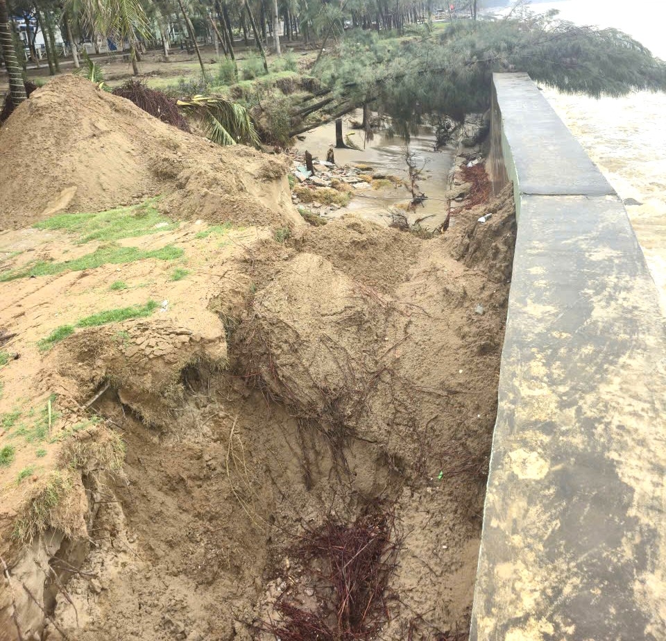 Theo thông tin từ UBND xã Hoằng Tiến từ sau bão số 5, mái kè bị sạt lở khoảng 300 m. Nhưng bão số 10 vừa qua mới thực sự tàn khốc, sóng biển đánh trực diện, làm đổ sập và sụt lún thêm 1,5 km nữa.&nbsp;