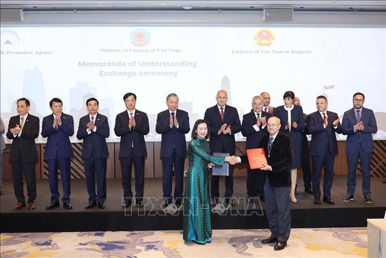 Tổng Bí thư Tô Lâm và Tổng thống Bulgaria Rumen Radev chứng kiến Thỏa thuận ghi nhớ về hợp tác chiến lược giáo dục và trao đổi học thuật giữa Trường Đại học Công nghiệp Thành phố Hồ Chí Minh và Đại học Kinh tế Varna - Ảnh: TTXVN