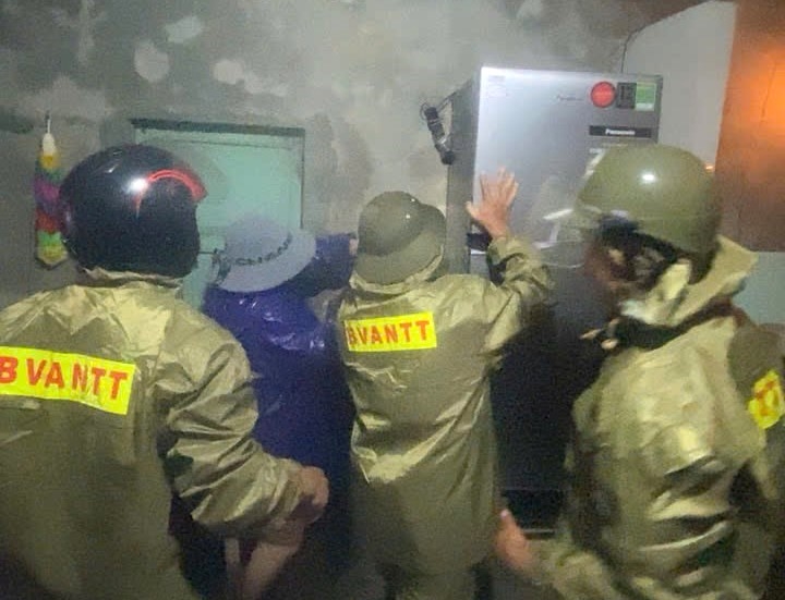 Lực lương chức năng giúp người dân kê cao tài sản