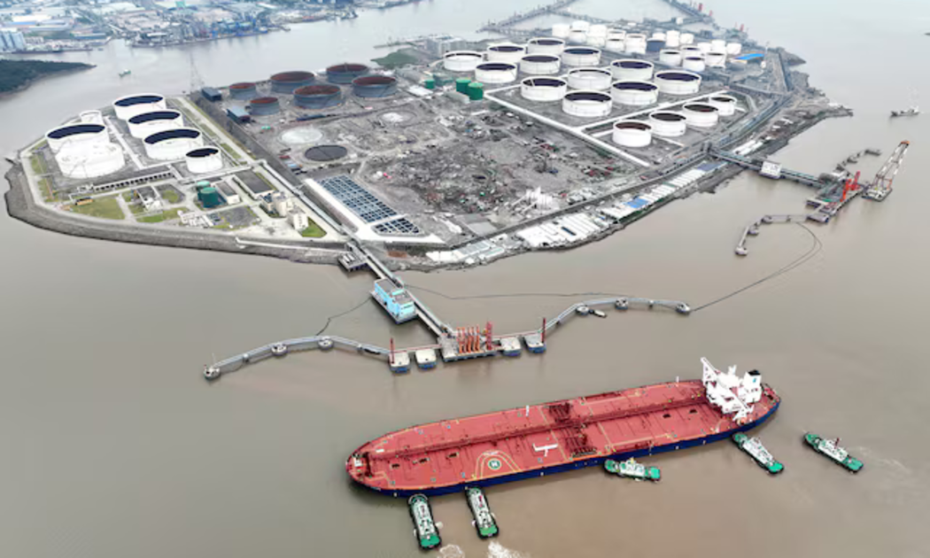 Cảng dầu ngoài khơi đảo Waidiao, thành phố Chu San, tỉnh Chiết Giang, Trung Quốc - Ảnh: Reuters