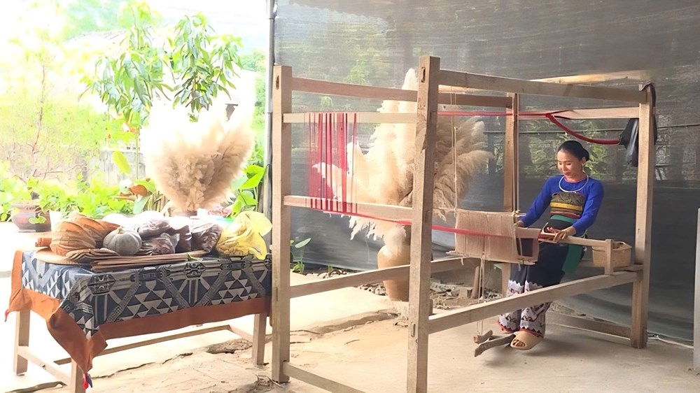 Phụ nữ Thái ở Bản Ngàm gìn giữ nghề dệt thổ cẩm truyền thống, tạo sản phẩm phục vụ du lịch cộng đồng.