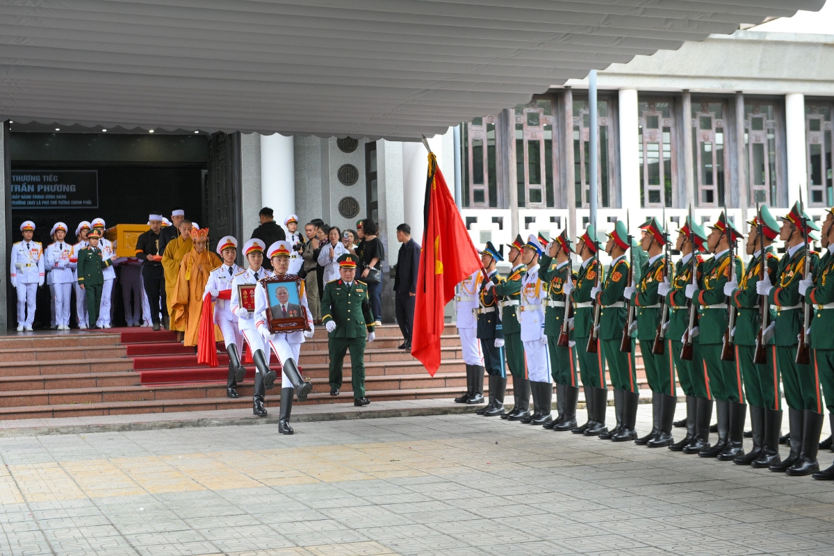 Di ảnh đồng chí Trần Phương.