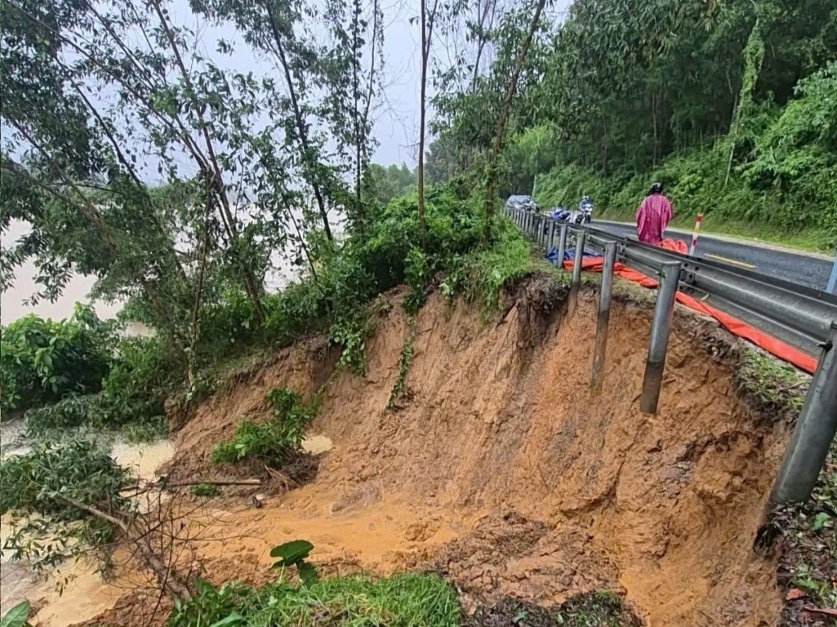 Quốc lộ 49, đoạn từ Chầm đến cầu Tuần (Km23+800) xuất hiện sạt lở taluy âm ra phía bờ sông Hương