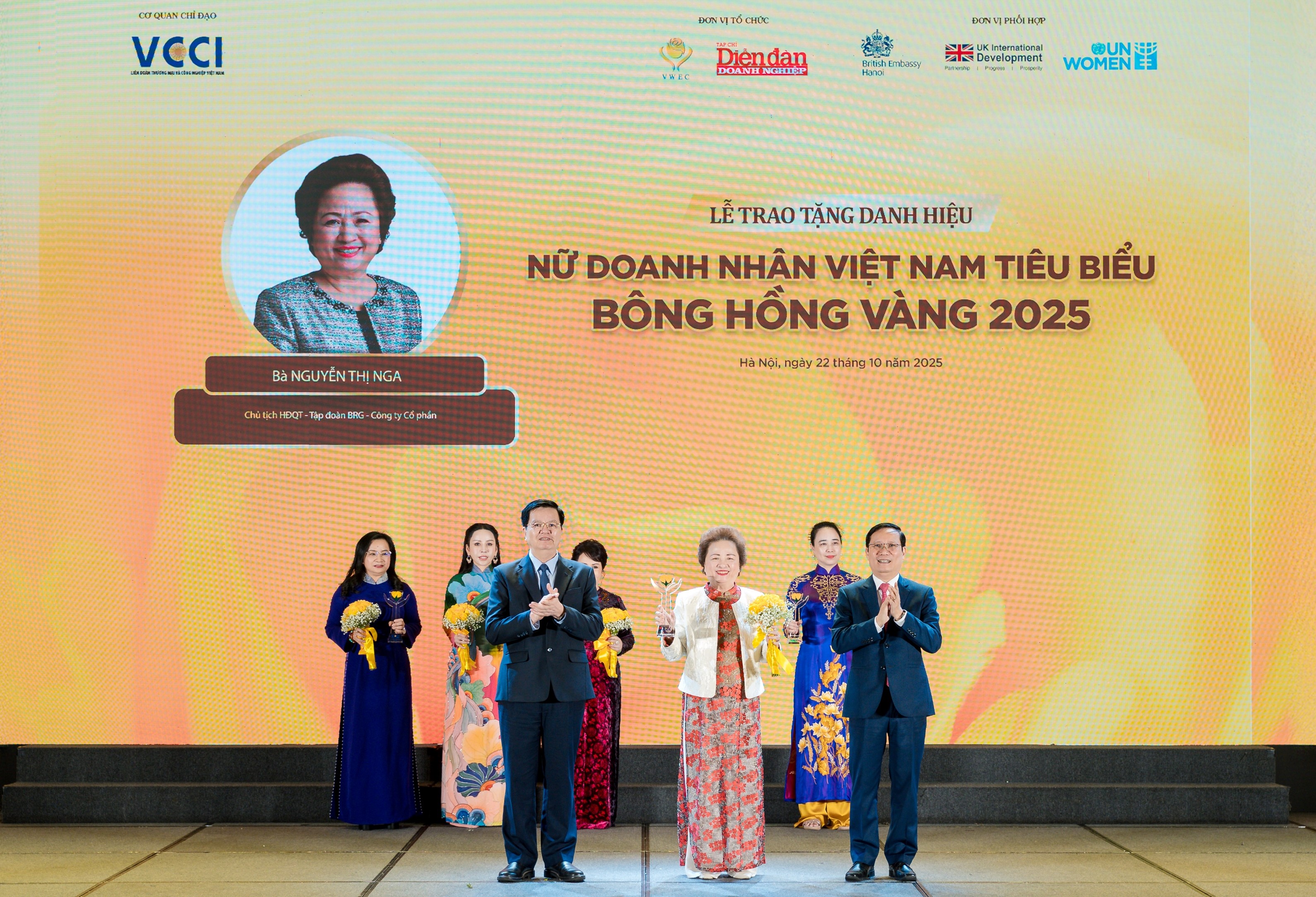 Madame Nguyễn Thị Nga - Chủ tịch Tập đoàn BRG lần thứ 6 vinh dự nhận danh hiệu Top 10 “Nữ doanh nhân Việt Nam tiêu biểu – Bông hồng Vàng”.