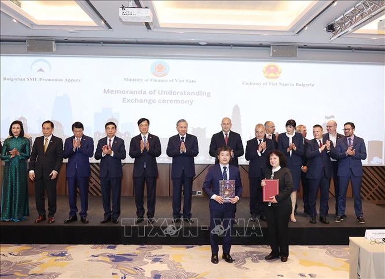 Tổng Bí thư Tô Lâm và Tổng thống Bulgaria Rumen Radev chứng kiến Thỏa thuận hợp tác quốc tế toàn diện giữa Đại học Tổng hợp Sofia và Đại học Bách Khoa Hà Nội trong các lĩnh vực trọng điểm: Trí tuệ nhân tạo, học máy, khoa học máy tính - Ảnh: TTXVN