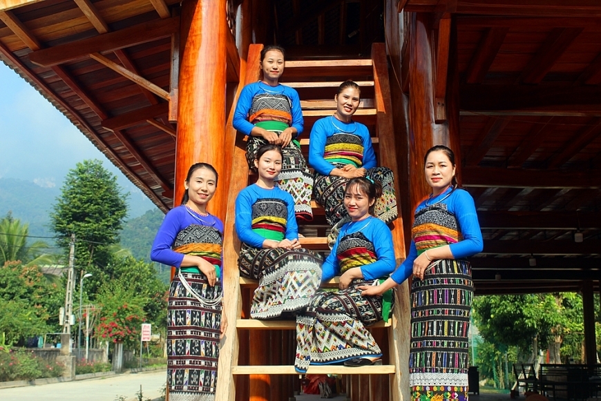 Phụ nữ Thái ở Bản Ngàm thay vì làm nông nghiệp nay được đào tạo để trở thành những 
