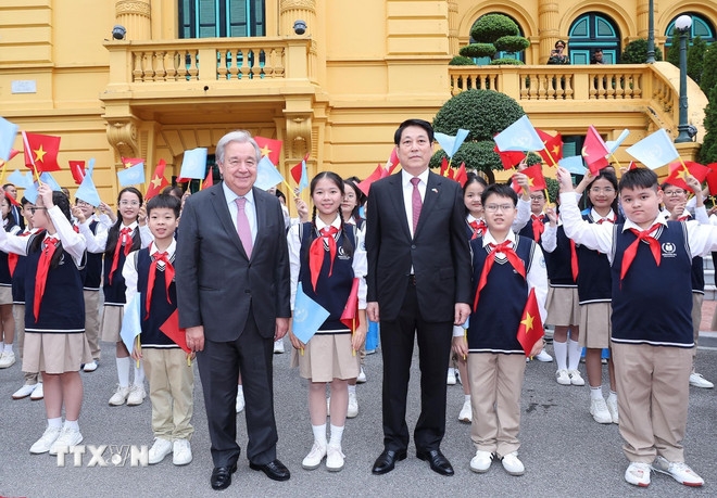 Chủ tịch nước Lương Cường và Tổng Thư ký Liên hợp quốc António Guterres chụp ảnh với thiếu nhi. Ảnh: TTXVN.