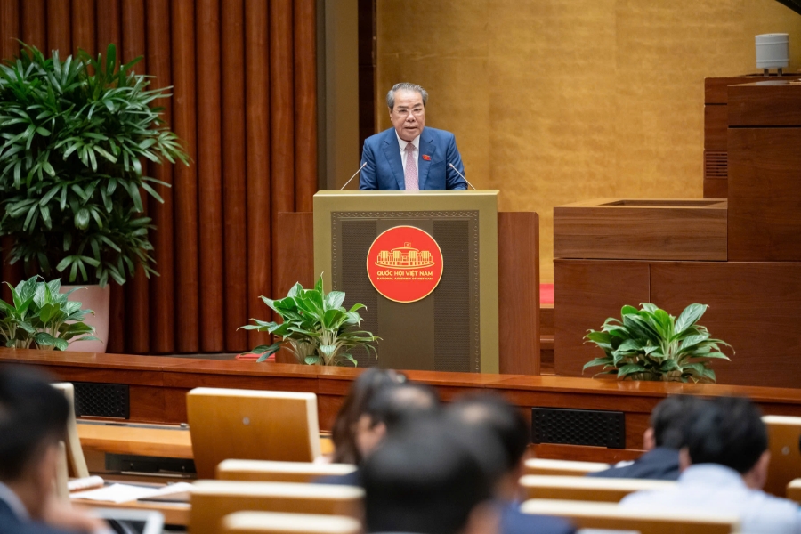 Chủ nhiệm Ủy ban Dân nguyện và Giám sát Dương Thanh Bình trình bày Báo cáo tóm tắt Giải trình, tiếp thu, chỉnh lý dự thảo Luật. Ảnh: Quốc hội.