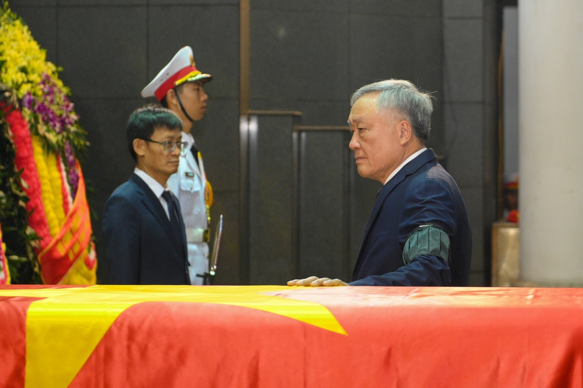 Phó Thủ tướng Thường trực Chính phủ Nguyễn Hòa Bình tiễn biệt đồng chí Trần Phương.