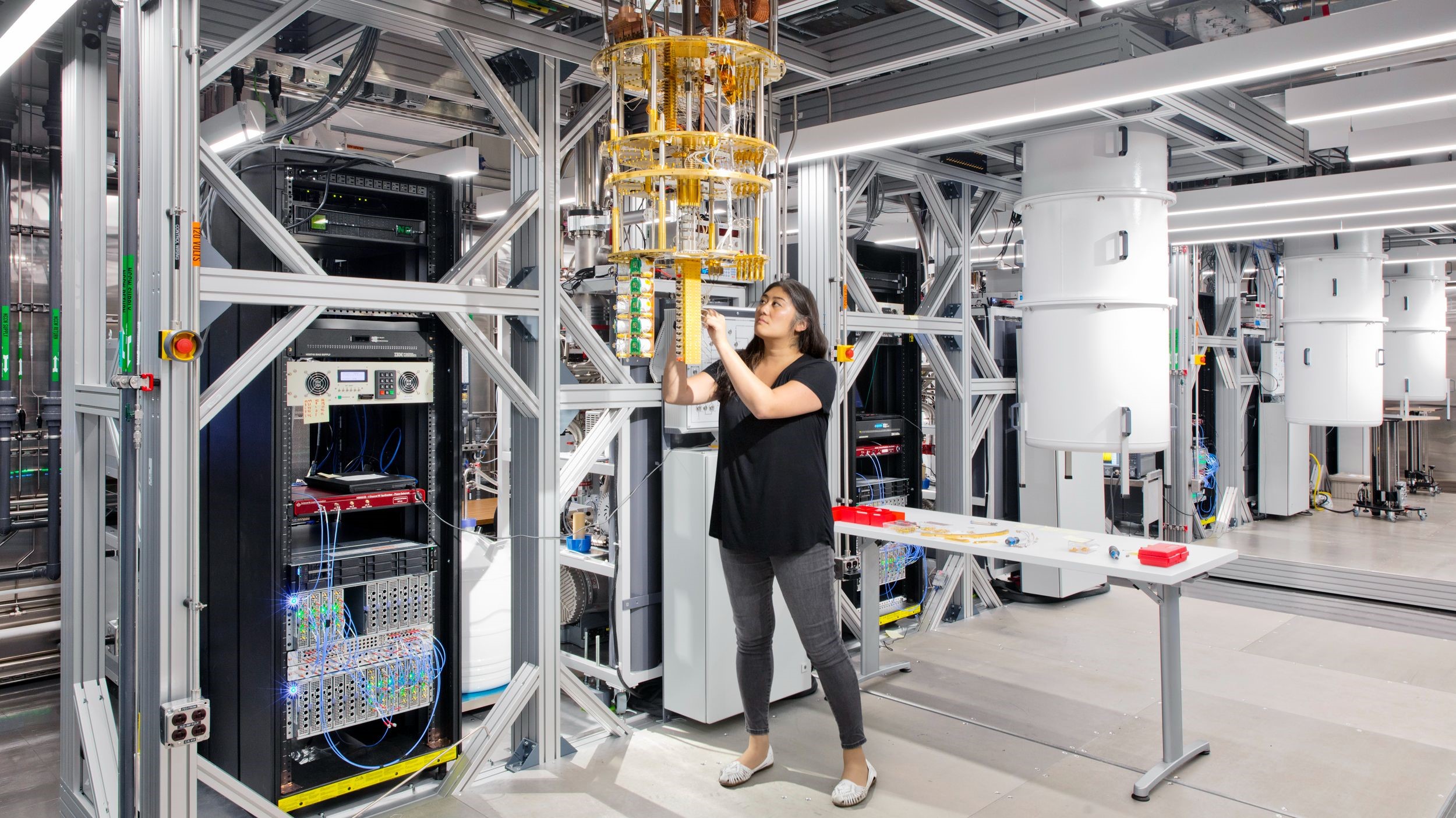 Các nhà nghiên cứu vận hành hệ thống máy tính lượng tử tại một phòng thí nghiệm của IBM. Công nghệ lượng tử được kỳ vọng mở ra kỷ nguyên tính toán siêu tốc và bảo mật cao, nhưng cũng đặt ra thách thức an ninh mạng toàn cầu. (Nguồn ảnh: Bloomberg/IBM Research)