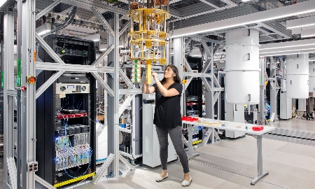 Các nhà nghiên cứu vận hành hệ thống máy tính lượng tử tại một phòng thí nghiệm của IBM. Công nghệ lượng tử được kỳ vọng mở ra kỷ nguyên tính toán siêu tốc và bảo mật cao, nhưng cũng đặt ra thách thức an ninh mạng toàn cầu. (Nguồn ảnh: Bloomberg/IBM Research)