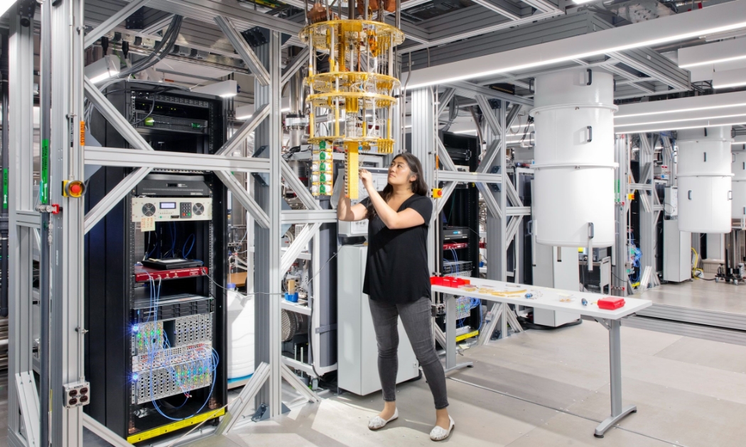 Các nhà nghiên cứu vận hành hệ thống máy tính lượng tử tại một phòng thí nghiệm của IBM. Công nghệ lượng tử được kỳ vọng mở ra kỷ nguyên tính toán siêu tốc và bảo mật cao, nhưng cũng đặt ra thách thức an ninh mạng toàn cầu. (Nguồn ảnh: Bloomberg/IBM Research)